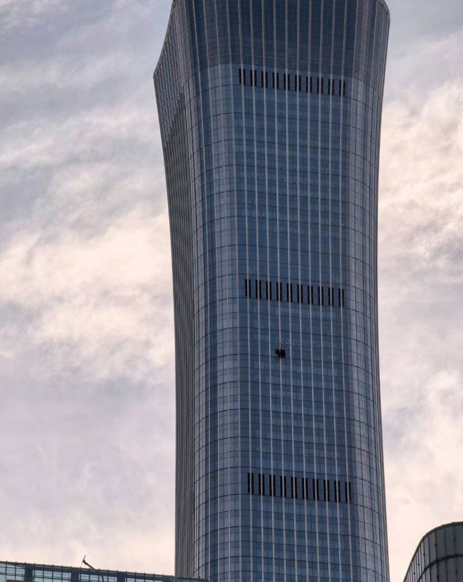WORLDINSIGHTCH's tweet photo. 🇨🇳#China — A SA 60L Aurora light aircraft reportedly crashed into CITIC Tower, a supertall skyscraper in Beijing’s Central Business District.

👇⤵️ Follow, Reply &amp; ❤️ !

WORLD INSIGHT
#World #Geopolitics #Economy #Freespeech https://t.co/QdOgI6t8Sn