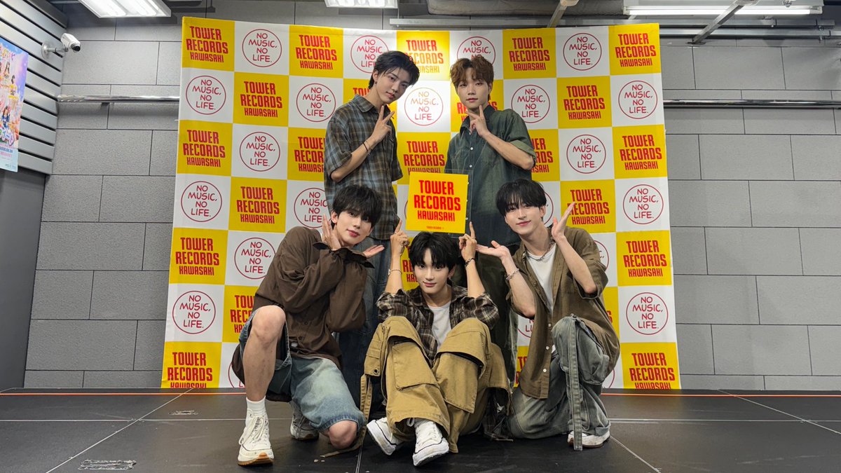 WEZAG_official's tweet photo. 타워레코드 릴리즈 이벤트 !
궂은 날씨에도 찾아와주셔서 감사합니다
❤️💚💙🤍🧡

#위잭 #WEZAG #ウィジェグ https://t.co/xxtvYMS1UT