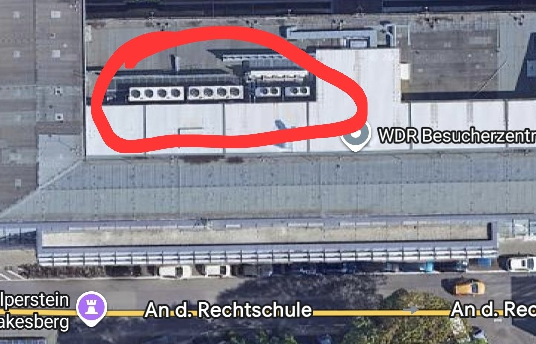 Fredryc1's tweet photo. @OERRBlog Wofür sind die ganzen Geräte da? Hätte auch damit gerechnet, dass die  Dachflächen mit guten Solarpanelen überdeckt wären. https://t.co/h0Md0NzkjD