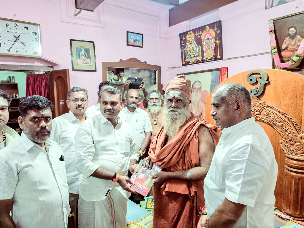 DrLMurugan's tweet photo. இன்று, கோவையில் பேரூர் ஆதீனம் தவத்திரு. சாந்தலிங்க மருதாச்சல அடிகளார் சுவாமிகளை நேரில் சந்தித்து, மாண்புமிகு பாரதப் பிரதமர் திரு. @narendramodi அவர்களின் 12 ஆண்டுகால சேவை, நல்லாட்சி, மக்கள் நலன் மற்றும் வளர்ச்சிப் பயணத்தின் முக்கிய சாதனைகளை தொகுத்த புத்தகத்தை வழங்கி, அவர்களின் ஆசியைப் பெற்றேன்.

இந்நிகழ்வில், பாஜக மாநில செயலாளர் திரு. நந்தகுமார், வணிகர் பிரிவு மாநில இணை அமைப்பாளர் திரு. கணேஷ் பாபு உள்ளிட்ட நிர்வாகிகள் உடனிருந்தனர்.

@NitinNabin @blsanthosh @ArunSinghbjp @NainarBJP @BJP4TamilNadu