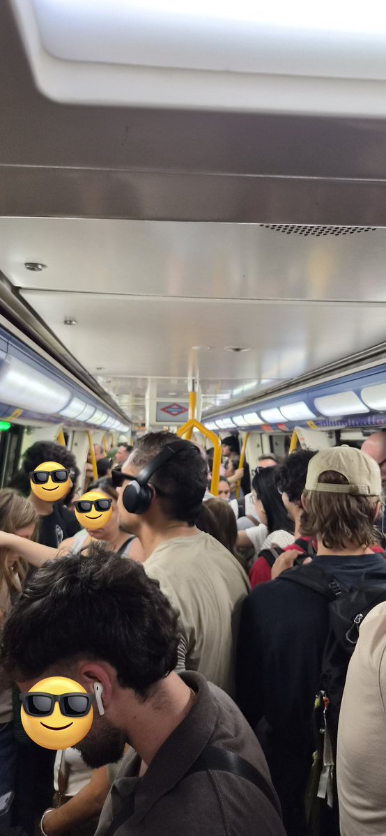 DaniBF91's tweet photo. Hola, @metro_madrid. Lo primero, buenas tardes y feliz viernes. Lo segundo, ¿cuántas veces os tenemos que mencionan denunciando la situación del Metro? ¿Qué tiene que pasar para que haya más trenes y climatización? Me gustaría saberlo. Esto es mi día a día 10 horas a la semana. https://t.co/V8AIjw12Os