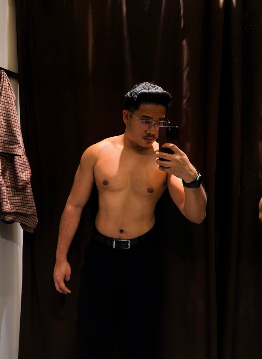 brownfiller's tweet photo. The fitting room lighting hits differently https://t.co/2DIHMiHHB9