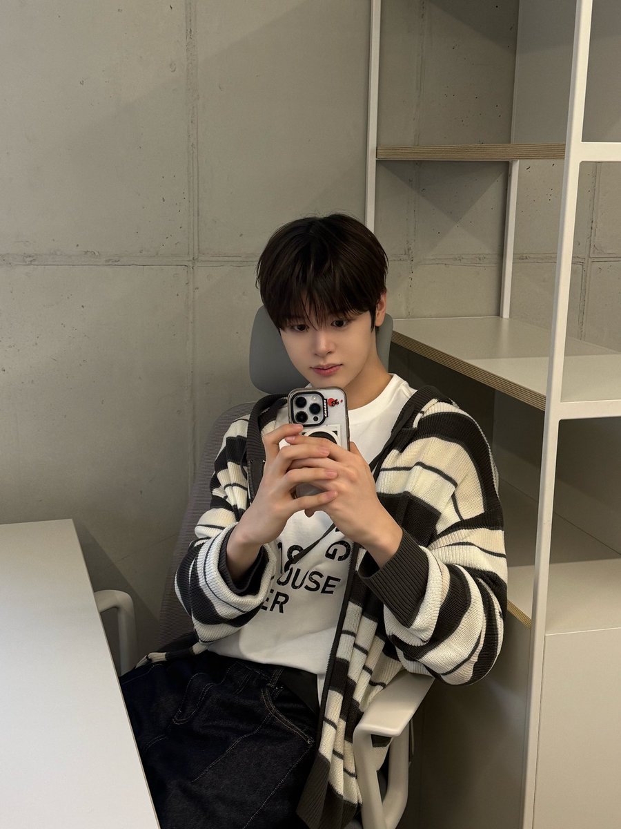 CYE_MEMBERS7's tweet photo. 웹툰즈 일상!😁😁😆

#마징시앙 #MAJINGXIANG 
#CLOSEYOUREYES #클로즈유어아이즈
#CYE #클유아 https://t.co/SzJ6tCsNI2