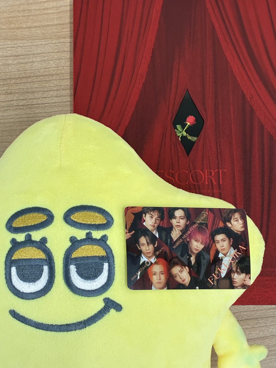 STAPY_SDP's tweet photo. ⋰
お知らせだぴぃ🌟
⋱

BULLET TRAIN ARENA TOUR 2026 ESCORT 公式パンフレット
本日、マリンメッセ福岡A館公演にて発売！

福岡公演の乗車記念カードはこちらだぴぃ♫

『ESCORT』の世界観に浸れる撮り下ろし写真に、
すたぴぃも夢中だぴぃ…💫

ここだけで読めるインタビューや『REAL?』ツアーの振り返り対談など、
読み応えもたっぷりだぴぃ！🚄💨

@sd_bt 
@SDE_bullettrain