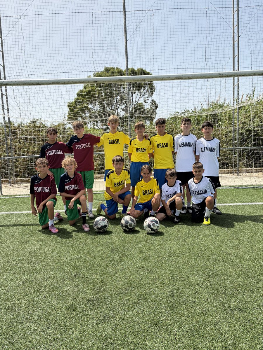EFGava's tweet photo. ��🔵 CAMPUS ESTIU 2026

Ja portem 1 setmana de campus i el temps pasa volant ⚽️

Tots els jugadors i jugadores s’ho estan passant genial, estan fent amics i estan aprenent molt 💪

El “mundialito” esta molt emocionant, la setmana vinent sabrem quina selecció s’emporta el torneig https://t.co/HWF2zPAN4L