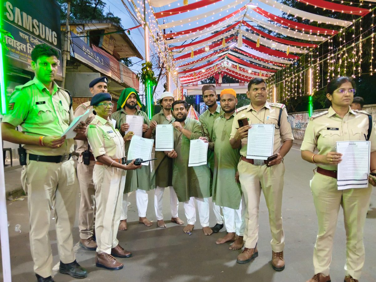 Umaria_SP's tweet photo. 🔐 #SafeClick2_0 | दिवस-2 उमरिया जिले में #SafeClick2_0 अभियान के तीसरे दिन उमरिया पुलिस द्वारा मोहर्रम पर्व के दौरान सायबर अपराध से बचने के लिये आवश्यक सुझाव संबंधी पर्चे वितरित किये साथ ही जनसंवाद कर आमजन को सायबर अपराधों से बचने का संदेश दिया। https://t.co/DMz6cUD2JH