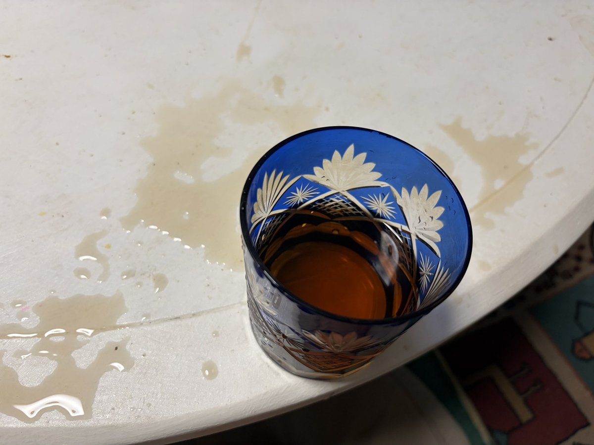 sciKatz's tweet photo. 短いけど震度5くらいあった模様
気がついたらコップからお茶が飛び出ていた
(　ﾟдﾟ) https://t.co/eZWsDCWdwM