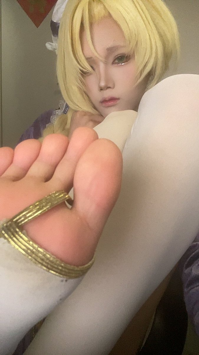 MMCoyPqSureLnG's tweet photo. #贞德 #cosplay #正太 #男娘 礼貌询问我的脚和雨姐的哪个更权威 https://t.co/CjioB2bYtI