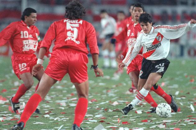 galera_y's tweet photo. Hace 30 años River salía otra vez campeón de América. Remontó la serie en el Monumental contra un América de Cali que en ese año nunca había recibido 2 goles en un partido. El equipo de Ramón eliminó en esa edición al campeón de Argentina, Chile y Peru, sin definir por penales. https://t.co/d9gnloJnB3