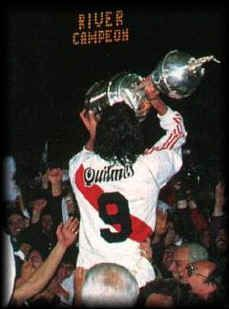 galera_y's tweet photo. Hace 30 años River salía otra vez campeón de América. Remontó la serie en el Monumental contra un América de Cali que en ese año nunca había recibido 2 goles en un partido. El equipo de Ramón eliminó en esa edición al campeón de Argentina, Chile y Peru, sin definir por penales. https://t.co/d9gnloJnB3