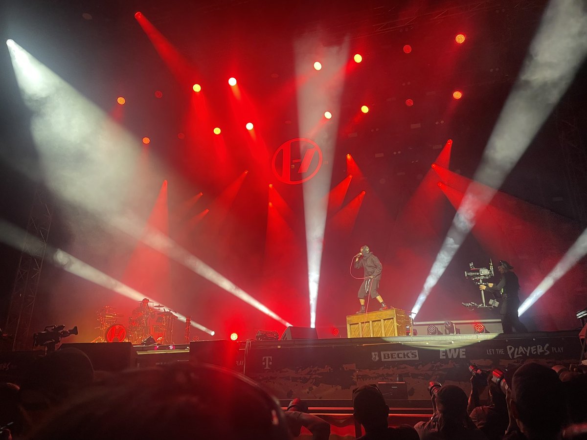 coldplay_124's tweet photo. 感覚がバグってしまったのでTwenty One Pilotsを観にHurricane Festival へ行ってきました🇩🇪
ヤバすぎていまだに彼らのライブを観たという実感が追いついてこない。 https://t.co/WEFxtmfWsT