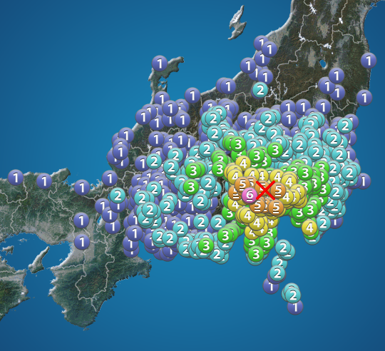 wni_jp's tweet photo. 【地震情報】
06月26日 22:29 震度6弱
震源：山梨県東部・富士五湖 M5.6 深さ約20km
この地震による津波の心配はありません。

最新地震情報
https://t.co/CSaFWbzwaq https://t.co/ZLFHKY9nby