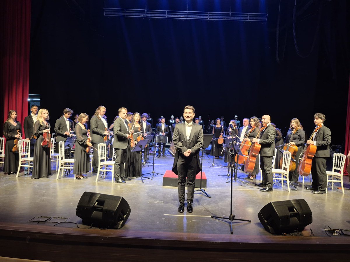 tekirdagmem's tweet photo. 🎻 Tekirdağ İl Millî Eğitim Müdürlüğü Maarif Orkestrası'ndan "Senfonik Türküler" Konseri
Millî Eğitim Bakanlığı Ortaöğretim Genel Müdürlüğü koordinesindeki Maarif Orkestrası Projesi kapsamında oluşturulan Tekirdağ İl Millî Eğitim Müdürlüğü Maarif Orkestrası, "Senfonik Türküler" konseriyle dinleyicilerle buluştu.

Şef Hasan Ergül yönetimindeki, farklı branşlardan öğretmenlerin yer aldığı orkestra, Türk halk müziğinin sevilen eserlerini senfonik düzenlemelerle seslendirerek sanatseverlere unutulmaz bir akşam yaşattı.

🎼 Öğretmenlerimizin sanatla buluşturduğu bu anlamlı konser, izleyicilerden yoğun ilgi gördü.
https://t.co/oQ6WTTTPXF

@tcmeb @Yusuf__Tekin 
@YontarNurten @drazizyeniyol