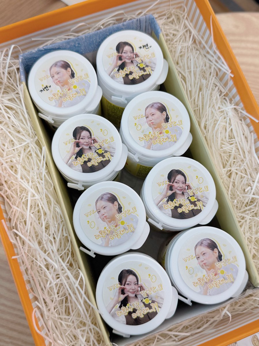 JO8O4's tweet photo. 지연배우님께는 개인선물도 같이 전달드렸어요🍊 https://t.co/us7Yn1fIG4