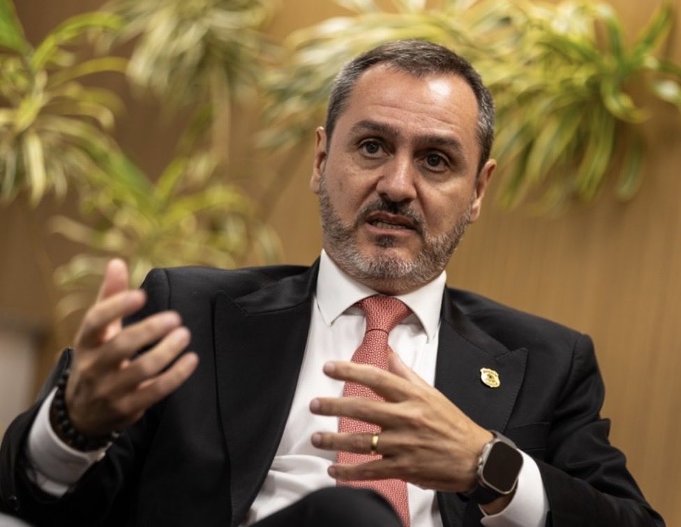 joaquimrib1801's tweet photo. 🚨Uma reportagem exclusiva do jornalista Oswaldo Eustáquio, publicada na Gazeta do Paraná, afirma que a jornalista Renata Varandas, apresentadora do programa Poder em Foco no SBT News e namorada do diretor-geral da Polícia Federal Andrei Rodrigues, teria recebido valores milionários da Ambipar.
Varandas é sócia do escritório Figueiredo & Velloso Advogados Associados, em Brasília, na área de comunicação e relações governamentais. Segundo a matéria, o vínculo contratual dela com a Ambipar seria a origem desses valores.
A Ambipar, multinacional de serviços ambientais e logística, está sendo investigada pela CVM por suposta manipulação de mercado. Fundos ligados ao Banco Master, controlado por Daniel Vorcaro, teriam comprado cerca de R$ 754 milhões em ações da empresa entre junho e agosto de 2024, fazendo o preço das ações subir 863% nesse período.
A empresa também possui contratos milionários com o governo “Lula”: R$ 480,9 milhões no total em 2024, incluindo R$ 269,7 milhões apenas com a Funai. A reportagem levanta dúvidas sobre possível conflito de interesses.
Vale registrar que o diretor-geral da PF foi afastado das investigações do Caso Master pelo ministro André Mendonça.
Tudo ainda está em fase de apuração. Não há confirmação de valores exatos pagos individualmente nem qualquer condenação até o momento.