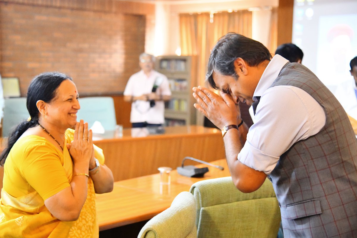 RahulVKarad's tweet photo. याच शाळेने मला घडवले, मूल्यांची शिदोरी दिली आणि जीवनाचा मार्ग दाखवला. त्यामुळे या मातृसंस्थेला पुन्हा काहीतरी देण्याची संधी मिळणे, ही माझ्यासाठी केवळ जबाबदारी नव्हे तर एक भावनिक कर्तव्य आहे.

नूतनीकृत सभागृहाच्या उद्घाटनप्रसंगी उपस्थित राहून पुन्हा एकदा शाळेच्या आठवणींना उजाळा देण्याचा आनंद लाभला. महाराष्ट्र एज्युकेशन सोसायटीचे अध्यक्ष मा. श्री. बाबासाहेब शिंदे व माझ्या सर्व गुरुजनांप्रती मनःपूर्वक कृतज्ञता व्यक्त करतो.

#MESPune #BhaveSchool #RahulKarad #Gratitude #ProudAlumnus #SocialResponsibility #InstitutionBuilding

[ Dr. Rahul V. Karad, Maharashtra Education Society, MES Pune, Inauguration, educational institution, Educational Excellence ]