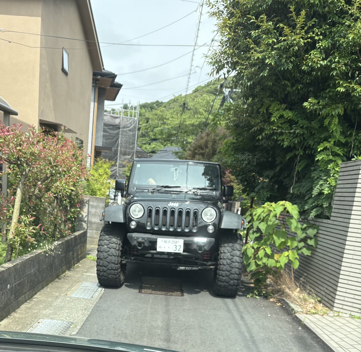 aori_number's tweet photo. 横浜358み..32
ジープ ラングラー
車両一台分の狭い道。当該車両は進入してすぐの位置、こちらは50メートル以上進入。無理矢理距離を詰め、関西弁で「お前が下がれ、ボケ、カス」等々様々な暴言を吐き、威嚇
#拡散希望 #あおり運転 #煽り運転 #煽られ運転 #危険運転 #迷惑運転 #神奈川県 https://t.co/jb6A7p2uI1