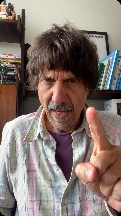 JFreiress_'s tweet photo. Peninha disparou contra a CazéTV.

💬"tem gente que defende essa CazéTV... que fica te mandando apostar quando é que vai ser o próximo lateral, o próximo tiro de meta... Não, o Casimiro é legal, o Casimiro é... O Casimiro não é legal porra nenhuma! Além de ser um ananás, um nerd... Eu nem queria perder meu tempo falando desse Casimiro, que há anos, desde que surgiu...Só que eu sou o cara que fala, né? As pessoas não falam. Eu falo".