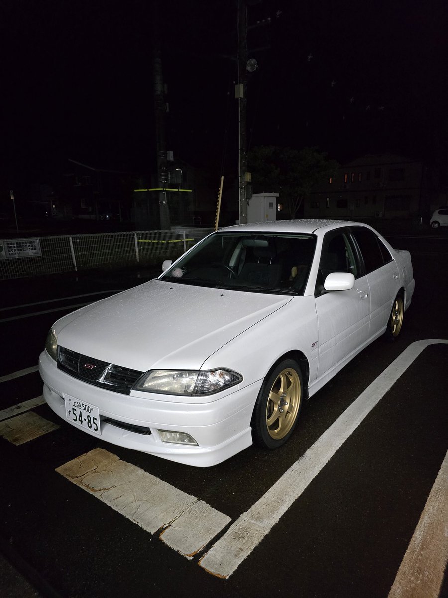 ys_zoomer's tweet photo. 夜のコンビニって映えるよね https://t.co/nLUaeVrJAA