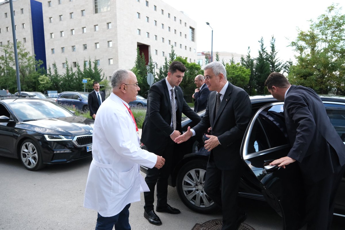 ankarasehirhast's tweet photo. Sağlık Bakanımız Prof. Dr. Kemal Memişoğlu, hastanemizde Türkiye’nin ilk yerli ve millî kalp-akciğer makinesiyle ameliyat edilen hastamızı ziyaret etti.

Ziyarete Koordinatör Başhekimimiz Prof. Dr. Levent Öztürk, yöneticilerimiz ve TÜSEB Başkanı Prof. Dr. Ümit Kervan eşlik etti. https://t.co/eZ8aeHCB5I