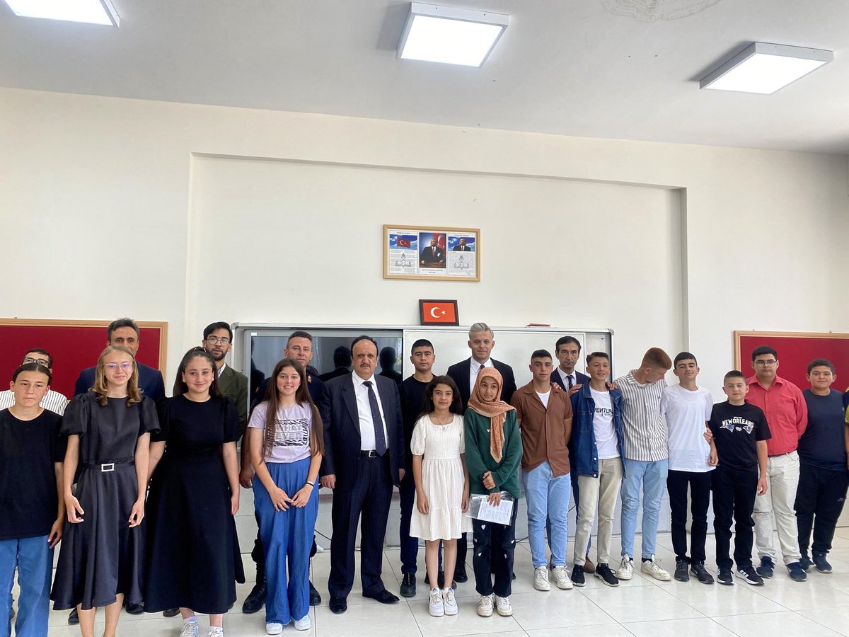taskentkymklk's tweet photo. Muzaffer Özlen İlkokulunda düzenlenen program kapsamında Şehit Köşesi ve Bilgisayar Laboratuvarının açılışı gerçekleştirildi. Programa Kaymakamımız Sayın Fatih KARAMAHMUT, Belediye Başkanımız Sayın Mehmet ACAR, kurum amirleri, öğretmenler, öğrenciler ve veliler katıldı. https://t.co/XSsxkNQAm2