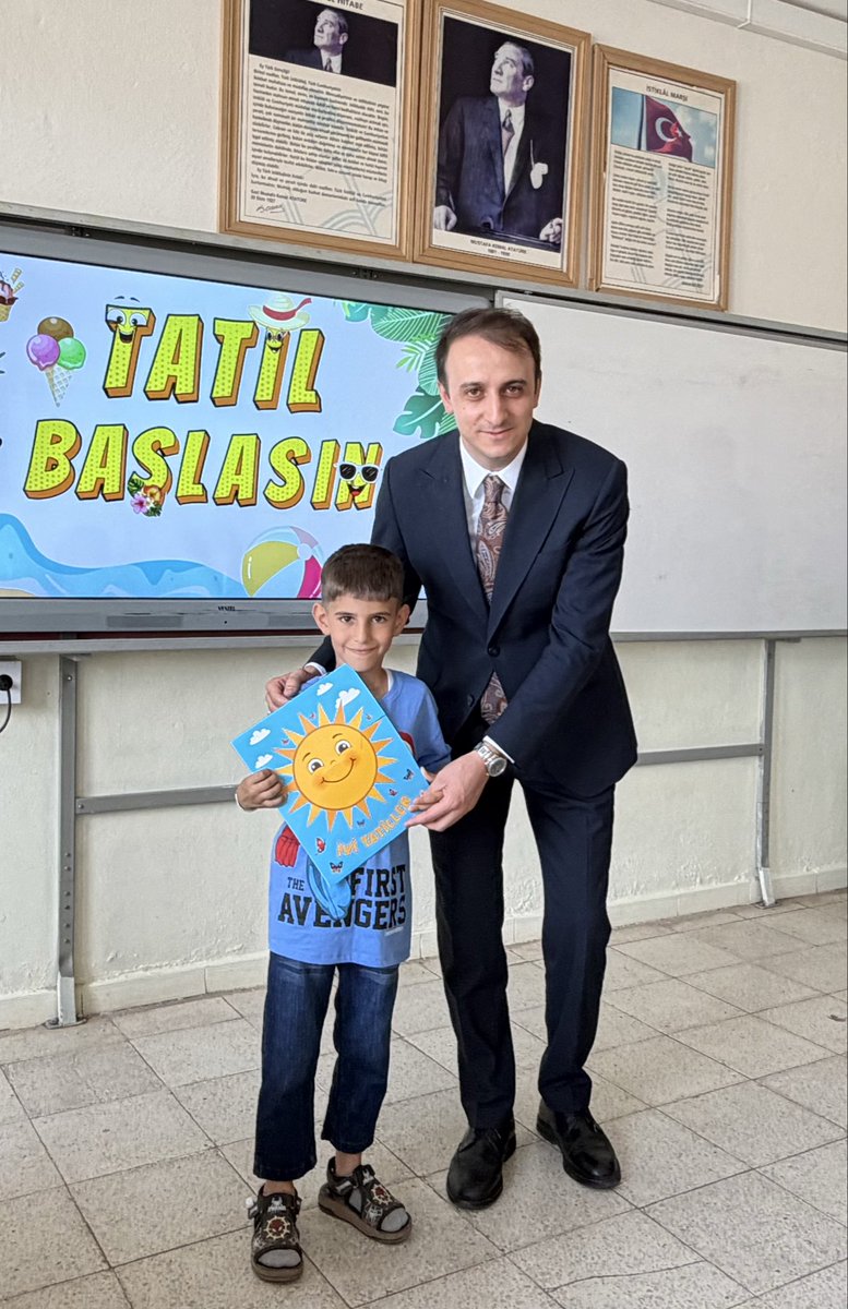 Guclukonak_mem's tweet photo. 2025-2026 Eğitim-Öğretim yılını, öğrencilerimizin gözlerindeki o paha biçilemez ışıltıyla, başarıyla geride bırakmanın mutluluğunu ve gururunu yaşıyoruz. ✨
Atatürk İlkokulu’nda düzenlenen karne törenimizde; Kaymakamımız Sayın Semih MEMİŞ, Belediye Başkanımız Sayın Selahattin AKTUĞ, İlçe Milli Eğitim Müdürümüz Sayın Yunus BABAYİĞİT, İlçe Jandarma Komutanımız Binbaşı Sayın Yusuf KARADENİZ ve İlçe Emniyet Amirimiz Sayın Kudret YAMAN evlatlarımızın bu özel gününe eşlik ederek heyecanlarına ortak oldular.
#karnegünü #yılsonu
@tcmeb @Yusuf__Tekin @SirnakValiligi @BirolEkici73 @sirnakmem73 @hkncrt1 @tc_guclukonak @Semih_Memiss @byigit78