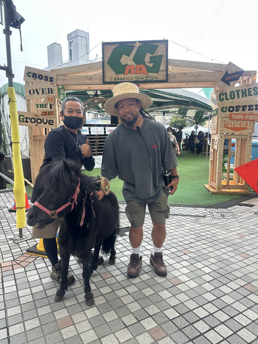 POPOkglj's tweet photo. 街中でポポちゃんの馴致訓練🐴
7月から始める⭕️⭕️ポポちゃん
の馴致で人が沢山いるところなどで練習しております。
途中前橋市長にもお声がけ頂き
元ラグビー日本代表の堀江さんとも✨
人が沢山いるところでも終始落ち着いた様子のポポちゃん。
これなら予定通り7月上旬からスタート出来るね👍 https://t.co/2vRxK6CEqz