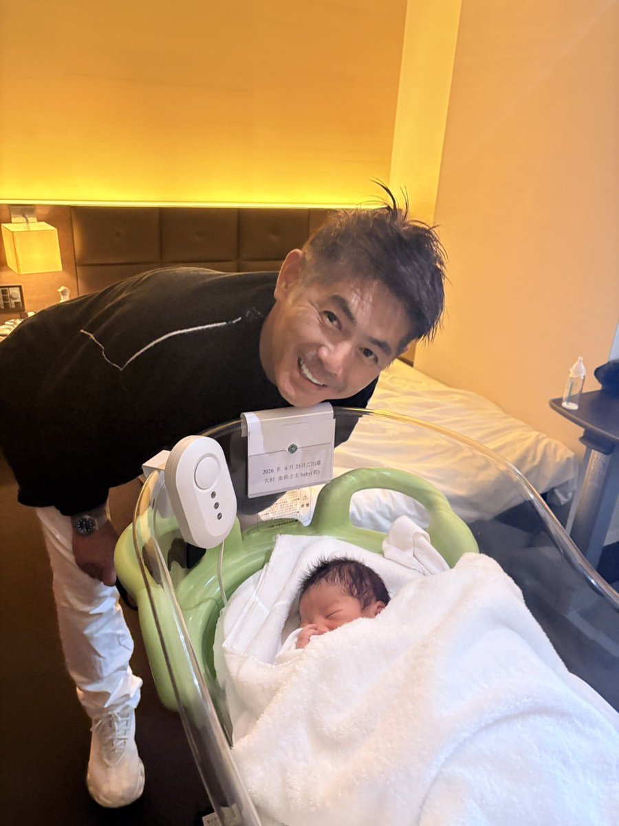 MAXORIDOMANABU's tweet photo. 昨日、6月25日。

ついに、おじいちゃんになりました。

今日、生まれてまだ24時間も経っていない孫に会ってきました。

本当に小さくて、
本当に可愛い。

命の尊さを改めて感じる、
忘れられない一日になりました。

長女・ミリ、本当にお疲れさま。
よく頑張りました。

そして、元気に生まれてきてくれてありがとう。

これからは、おじいちゃんとして、
たくさんの愛情を注いでいきたいと思います。

いつか、
「BIG BOSS」
そう呼んでもらえる日を楽しみにしています。

MAX ORIDO

Yesterday, June 25th, my life changed in a beautiful way.

I became a grandfather.

Today, I met my grandchild for the very first time—less than 24 hours after being born.

So tiny.
So precious.
So incredibly beautiful.

It was a moment I’ll never forget.

I’m so proud of my eldest daughter, Miri.
She did an amazing job.

And to my grandchild,
thank you for coming into our lives safely.

From now on, I’ll do my best to be a loving grandfather and cherish every moment together.

One day, I hope to hear those special words…

“BIG BOSS.” 😊

MAX ORIDO

@miri559