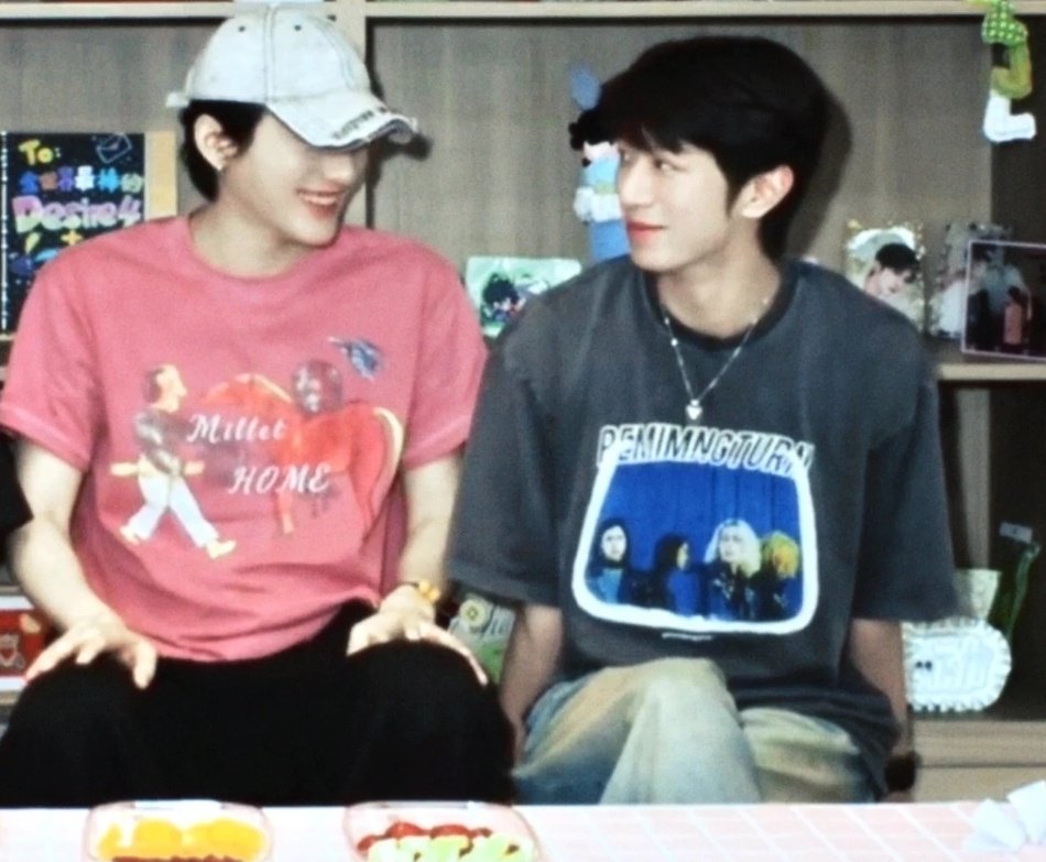 yhxtella's tweet photo. They look like a sweet teenage couple. https://t.co/uSrcVUMlvS