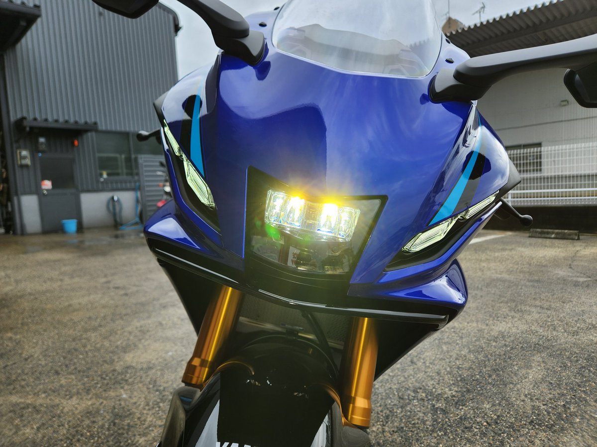 yspshiga's tweet photo. この時間メチャ雨降ってる🌧️
んな昼間に 魂注入っ💉
新型 #YZFR7
顔面はまだ見慣れへん😅
#エッチングファクトリー の
コアガード初取付🔧
ラジエターが銀色やし
シルバーをオススメ
一体感。バッチリやね✨
アクスルスライダーは
#ベビーフェイス で決めてみた✨
#ysp滋賀 #ysp #ヤマハLOVE https://t.co/kBIHrqhRC1