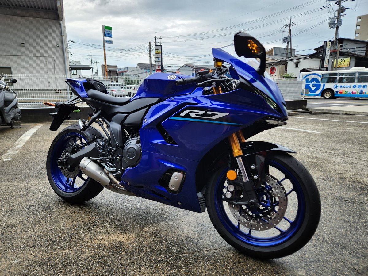 yspshiga's tweet photo. この時間メチャ雨降ってる🌧️
んな昼間に 魂注入っ💉
新型 #YZFR7
顔面はまだ見慣れへん😅
#エッチングファクトリー の
コアガード初取付🔧
ラジエターが銀色やし
シルバーをオススメ
一体感。バッチリやね✨
アクスルスライダーは
#ベビーフェイス で決めてみた✨
#ysp滋賀 #ysp #ヤマハLOVE https://t.co/kBIHrqhRC1