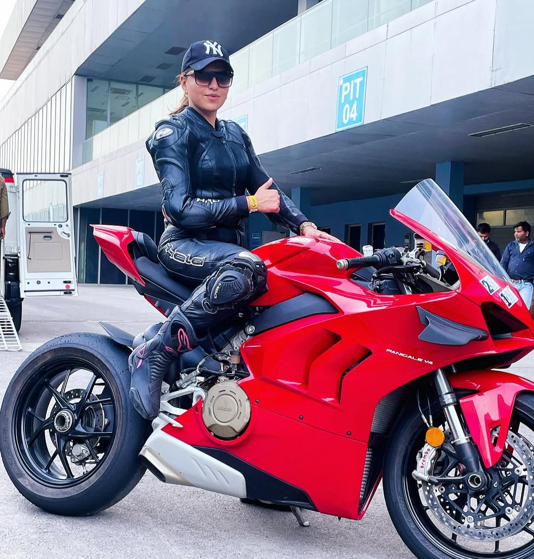Ducati_India's tweet photo. People. Passion. Ducati.
Another Friday, another chance to celebrate the stories of the Ducati community. Tag us on Instagram and use #DucatiLife to be featured next.
#FeatureFriday #DucatiLife #DucatiIndia #RideRed https://t.co/PYAv56pBds