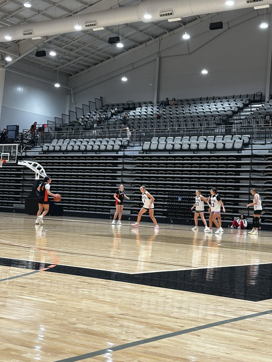 kaitlinmarie_10's tweet photo. Always a good day when you get to watch a future Bulldog!π₯³
Future looking bright in the kennel!π₯
#wbb #bulldogbuilt https://t.co/xrkRLJONeb