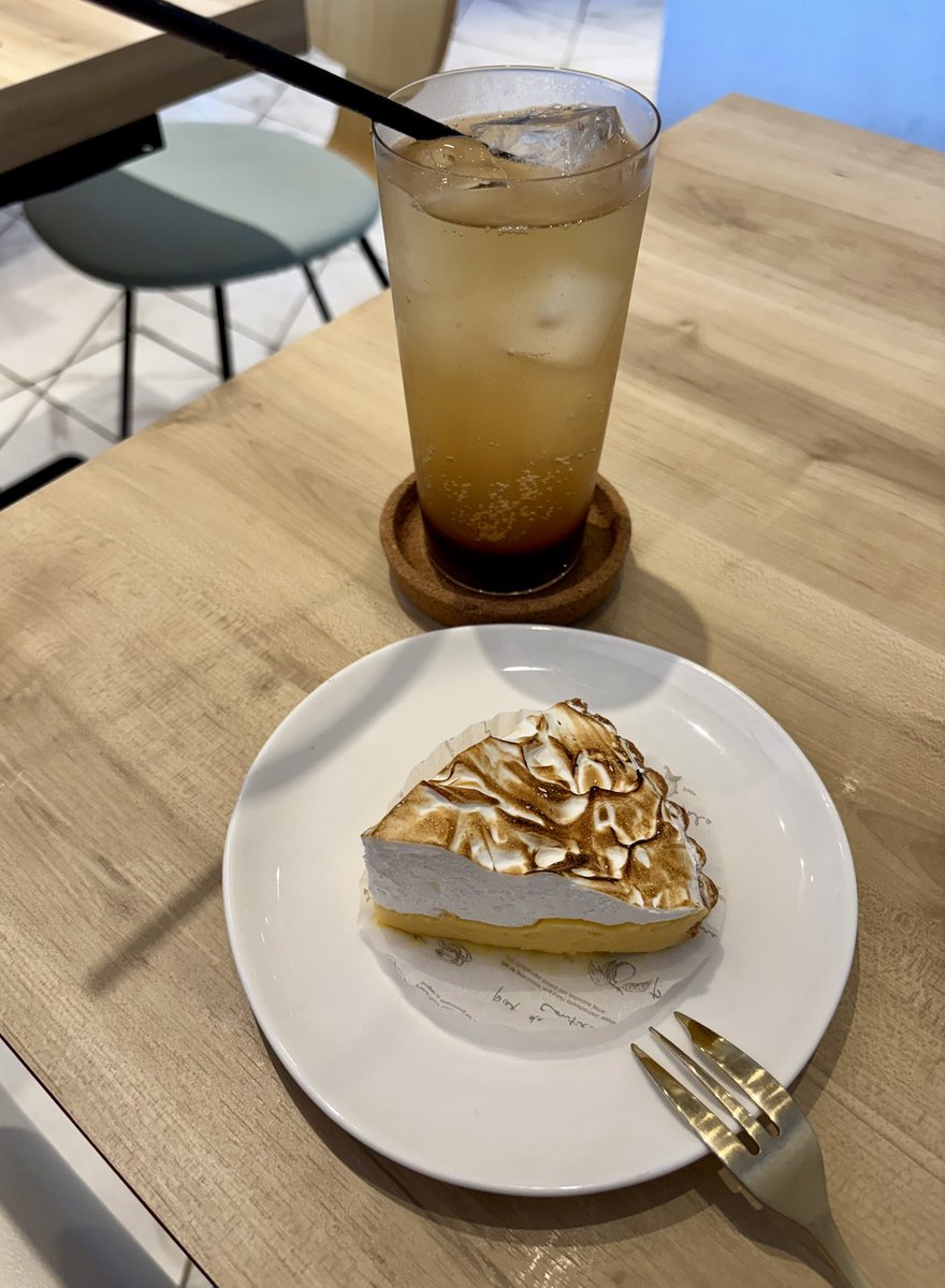 azu_min's tweet photo. 6/13(土)。国立のGRISでタルトシトロンと自家製コーラ。メレンゲはふわしゅわ系。夫はダブルチーズケーキとアイスコーヒー(雲南)。コーヒーゼリーとシュークリームも気になった。インスタ見てたら去年はタルトタタンも出してたみたいやから、今年はチェックしとかないと。#レモン活🍋 https://t.co/QJTrksE58s