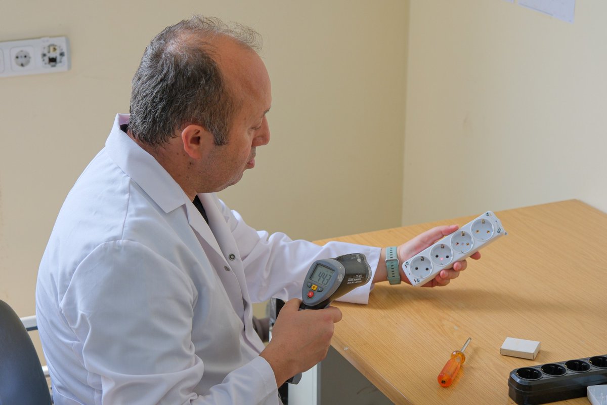HituKurumsal's tweet photo. Makine ve imalat teknolojileri alanında ihtisaslaşan Hitit Üniversitesinde geliştirilen priz sayesinde, priz kaynaklı yangınlar önlenecek. Patenti alınan yanma korumalı prizin seri üretimine geçilmesi hedefleniyor.

✍️ https://t.co/vrKAOReBdx

#HititÜniversitesi @ProfAliOzturk https://t.co/wJAfUwEHCj