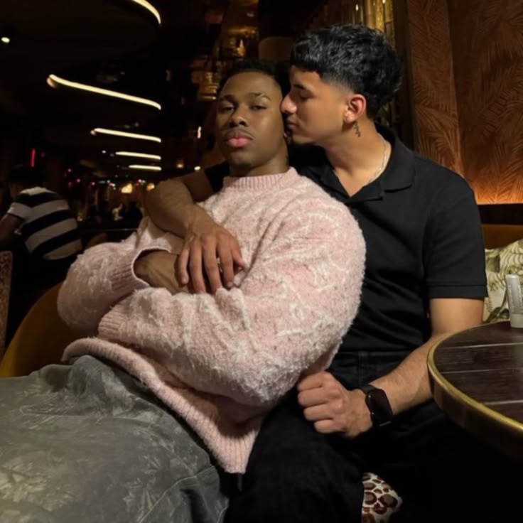 Emmmavic's tweet photo. Do you love being cuddled by your partner in public? https://t.co/7jokXcrVDR