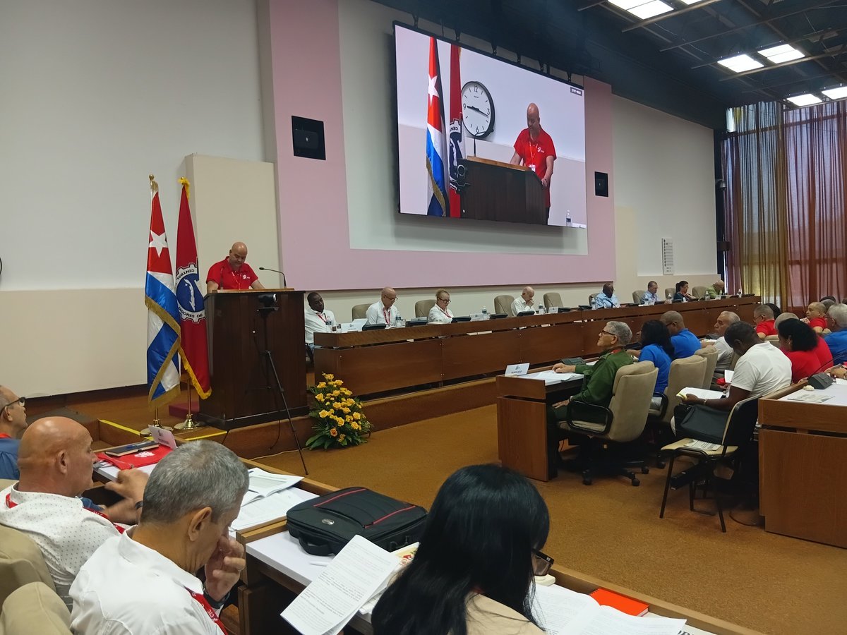 Cuba_CTC's tweet photo. En la jornada inicial del #22CongresoCTC, el presidente de su Comisión Organizadora @Colina_CTCuba rindió cuentas a los delegados mediante la lectura del informe central que enfatizó en los retos, deficiencias y prioridades del movimiento sindical de 🇨🇺 #Cuba.
#LaPatriaSeDefiende https://t.co/m9h5hQc00b