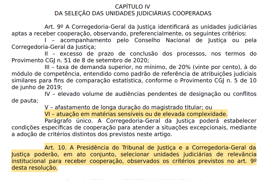 RicardoBerezin's tweet photo. Vejam que curioso: antes, o TJSC tinha o Programa de Apoio Judiciário, cujo objetivo, em tese, era “otimizar a tramitação processual e assegurar a celeridade nos julgamentos”

Os magistrados que participavam desse programa, à distância, tinham direito a até cinco dias de folga por mês - que eram religiosamente convertidos em indenização. É a tal da licença compensatória

Como o STF passou a restringir esse tipo de penduricalho (criado, ironicamente, por um de seus ex-integrantes), o TJSC reformulou o programa. Agora ele se chama “Rede de Cooperação de Magistrados” 🫠

O que mudou? Em vez de licença compensatória, os participantes passam a receber gratificação por exercício cumulativo de jurisdição. O valor continua praticamente o mesmo: um terço do subsídio, com natureza indenizatória e, portanto, sem incidência de teto constitucional ou IR

Outra mudança é que os critérios para definir as unidades que precisam de apoio ficaram mais abertos. Antes, falava-se em excesso de prazo ou elevado volume de audiências pendentes. Agora, entram também unidades com “matérias sensíveis” ou “elevada complexidade”

Quem define o que é complexo ou sensível? O próprio TJSC

No fim, o funcionamento do Judiciário continua orientado pelos penduricalhos. Sem eles, há juiz que sequer sai de casa