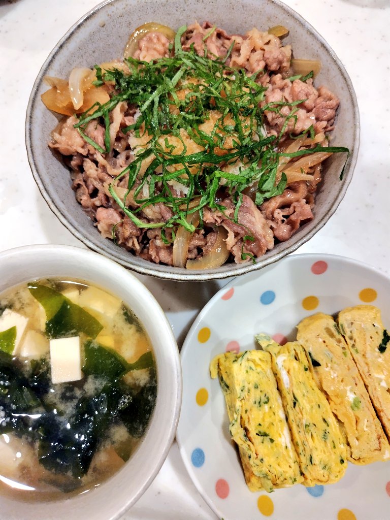 Saboryman_Tokyo's tweet photo. 娘たちの今日の晩ごはん。
とりあえず次女の分です。

おろしポン酢牛丼
玉子焼き2種類（ねぎ・青のり）
お豆腐とわかめのみそ汁

長女にも同じものを後で用意します。

今週もやっと終わりました。
土日休みの皆さま、お疲れ様でした！

#おうちごはん
#晩ごはん
#料理記録 https://t.co/WzBvefkwR1