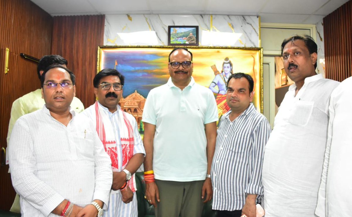 brajeshpathakup's tweet photo. आज आवास पर मा० पूर्व जिलाध्यक्ष, भाजपा, मैनपुरी श्री प्रदीप सिंह चौहान जी, श्री अनुजेश यादव जी, श्री भूपेंद्र यादव जी, श्री अरुण प्रताप जी, श्री वीरेंद्र शाक्य जी से शिष्टाचार भेंटकर कुशलक्षेम जाना। https://t.co/dACRcSHPn8