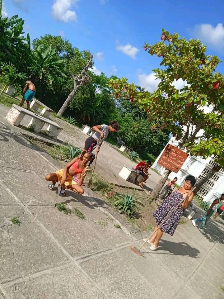 MedinaMinier's tweet photo. Los cederistas del edificio #13 Luis Bonne realizaron una  jornada  de higienización, reafirmando su convicción revolucionaria y apoyando las 176 medidas aprobadas en la #ANPP para contrarrestar las que aprobó Donald Trump que recrudecen el bloqueo #CDRCuba,#SantiagodeCuba https://t.co/03c8av29C6