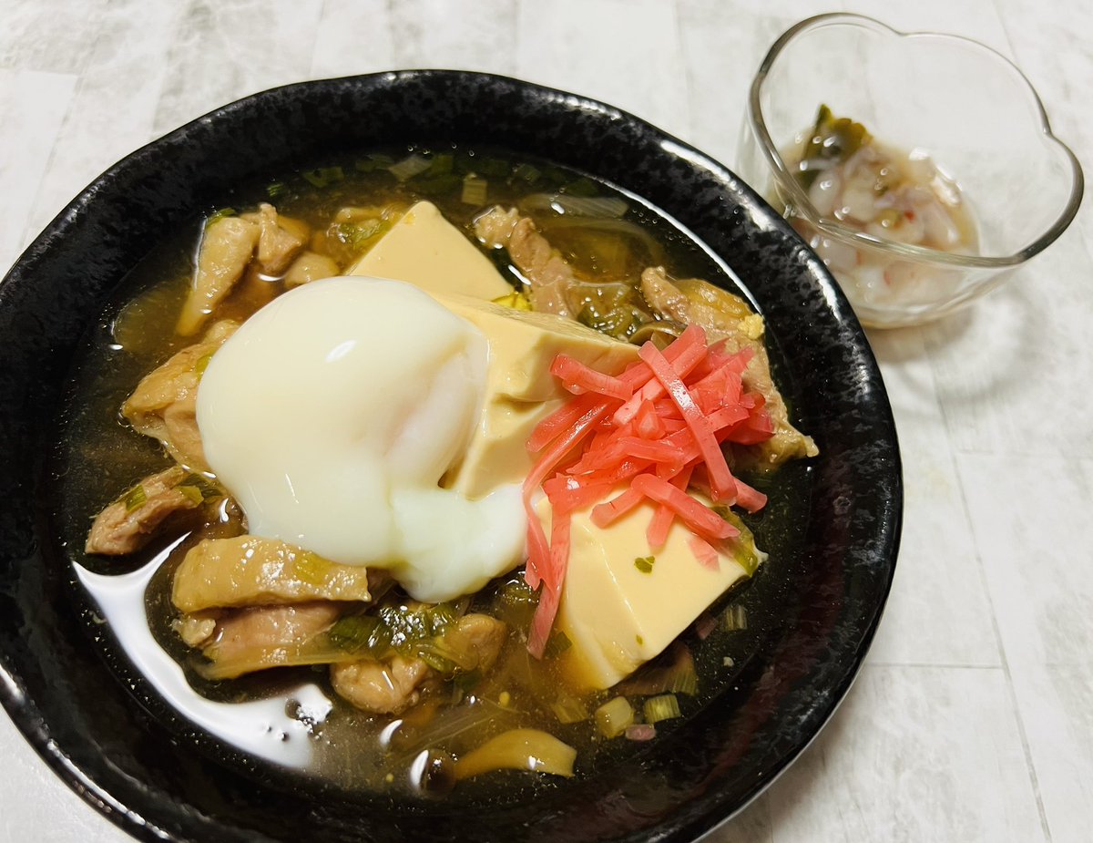 clover_ktm's tweet photo. 今日はおやすみ晩ごはん

かしわと豆腐の炊いたん🐓
温玉添えて🥚

たこわさ🐙

ご査収ください https://t.co/t3e1tAnyFM