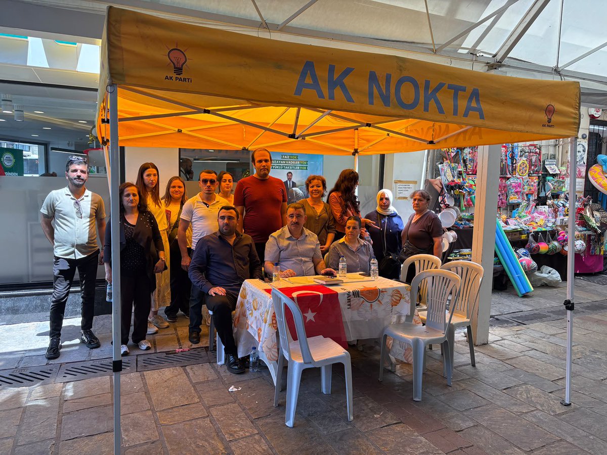 SAITBASDAS's tweet photo. 📍 Kemeraltı

Bugün AK Noktamızı Kemeraltı’nda kurarak hemşehrilerimizle bir araya geldik. Vatandaşlarımızın taleplerini, önerilerini ve beklentilerini dinledik; gönül gönüle sohbet ettik.

Bizim siyaset anlayışımızın merkezinde milletimiz var. Girmediğimiz sokak, çalmadığımız kapı, sıkmadığımız el bırakmayacağız. Konak’ın her mahallesinde, her caddesinde ve her sokağında vatandaşlarımızla buluşmaya, AK Parti’mizin hizmet anlayışını anlatmaya devam edeceğiz.

Konak için durmadan, yorulmadan çalışıyoruz.