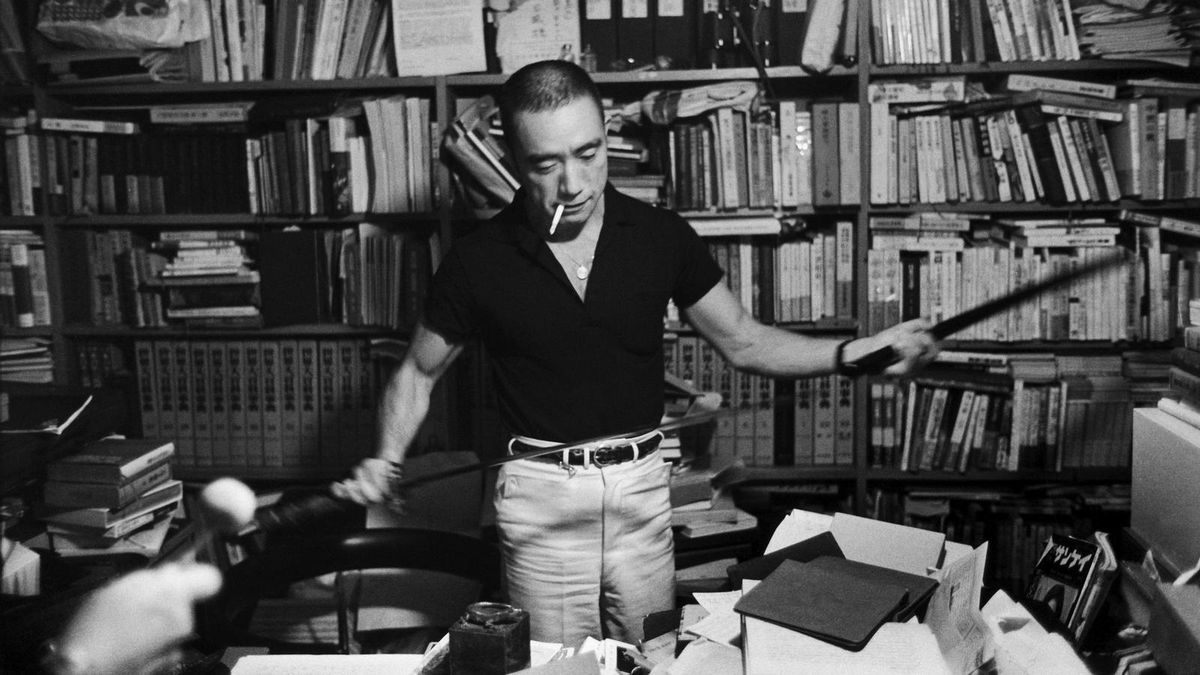 CaioDia36798182's tweet photo. Yukio Mishima desembainha sua Katana no escritório de sua casa em Tóquio, anos 60. https://t.co/YycDFtz9sC