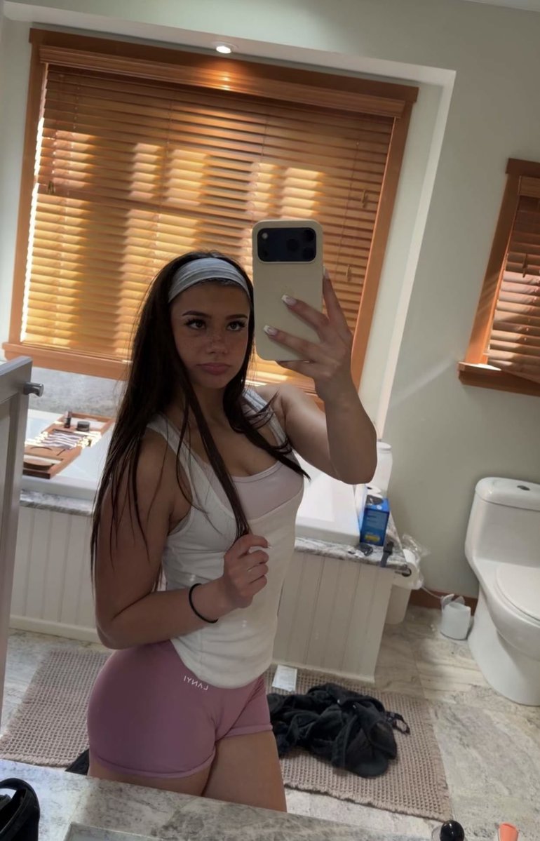Mikaylafan69's tweet photo. Mikayla campinos https://t.co/CyA40lUz7E