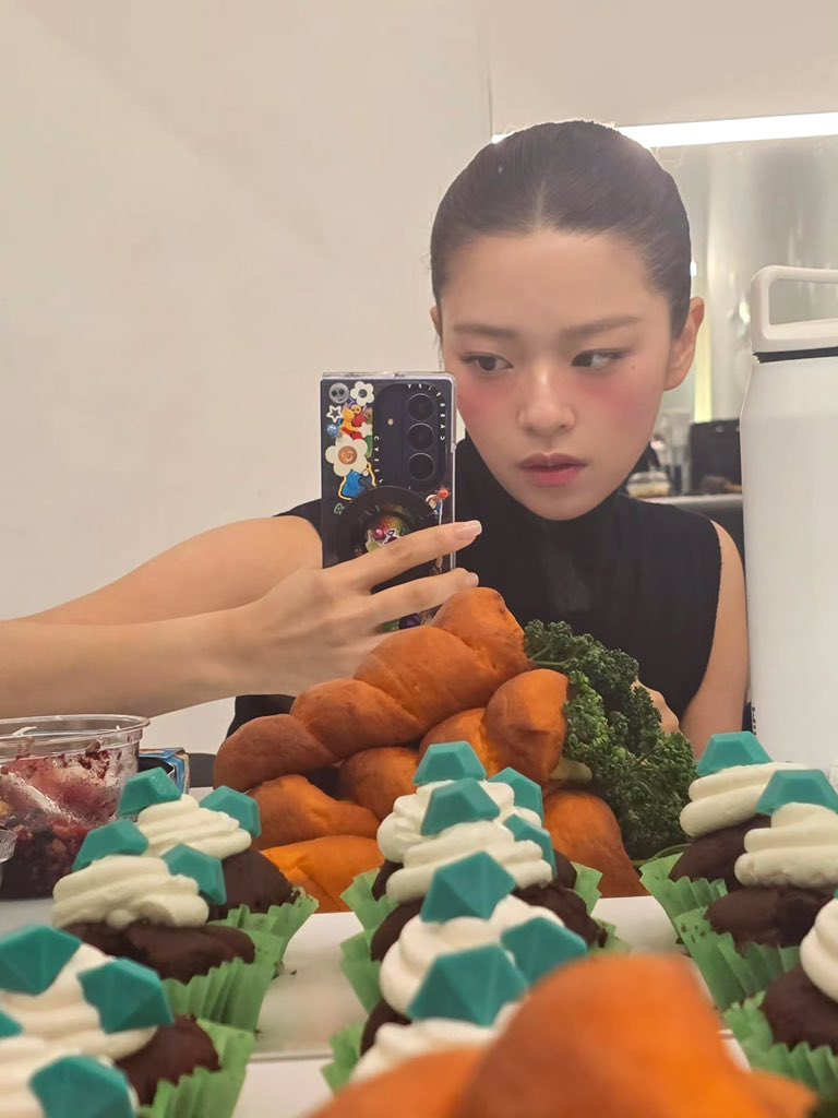 1stclassmisana's tweet photo. behind the scenes https://t.co/pasokNwG80