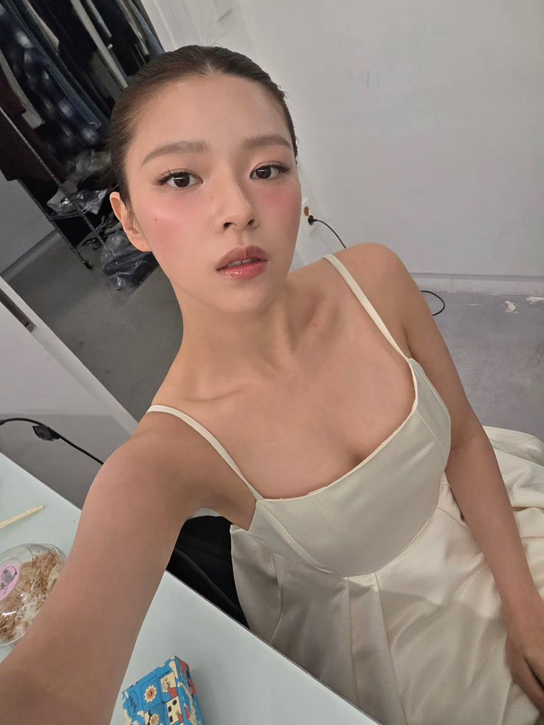 1stclassmisana's tweet photo. behind the scenes https://t.co/pasokNwG80