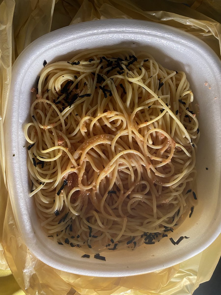 tinke_'s tweet photo. 彼とその仲間達をスナックに送ってきたのでコンビニで夕飯を食べる+ﾟ｡*(*´∀｀*)*｡ﾟ+どこの飲み屋もやってないんだもん… https://t.co/xcvZckEutU
