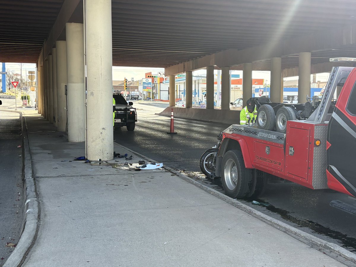 MarisolKFOX14's tweet photo. 🚨CRASH ALERT: The right lane on Lomaland south and the turnaround at Gateway east are closed following a crash in East El Paso. 

Plan for extra drive time!

#ep #eptraffic #discover #crash #road https://t.co/WyP8NnRKPB
