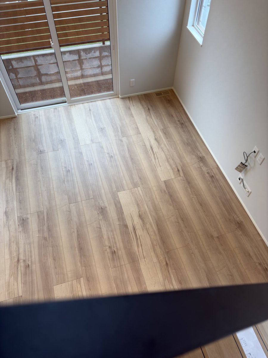 house400man's tweet photo. 建売見学！

メモ

良いところ、メリット
・高気密、高断熱
・この床材(無垢ではない)
・エアコン無しでも実家より快適
・LDKは17畳くらいがいい塩梅
・寝室は5〜6畳くらいがいい塩梅
・収納は多いほど良い
・回遊動線
・キッチンの天井が下がり天井

必要ないもの、デメリット
・赤ちゃんとアイアン手すりは危険
・思ったより音が反響する
・吹き抜け
・ロフト

あと廊下は2人すれ違うくらい欲しい。